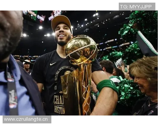 塔图姆回忆夺冠游行时刻期待未来更多辉煌时刻